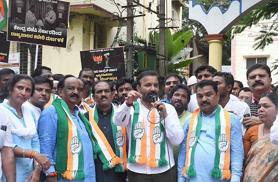 <div class="paragraphs"><p>ಧಾರವಾಡದ ಜಿಲ್ಲಾಧಿಕಾರಿ ಕಚೇರಿ ಮುಂಭಾಗದಲ್ಲಿ ಪ್ರತಿಭಟನಾ ಸಭೆಯಲ್ಲಿ ಸಂತೋಷ್ ಲಾಡ್ ಮಾತನಾಡಿದರು </p></div>